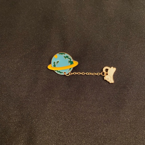 Space Kitty goes for a spin on this enamel pin/magnet 3FER - Picture 2 of 7